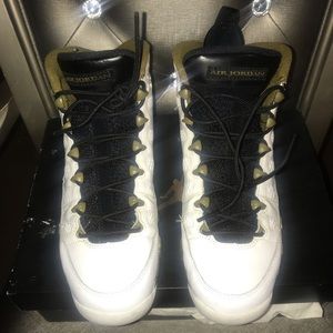 Slightly used Jordan 9 Retro
Statue (GS)